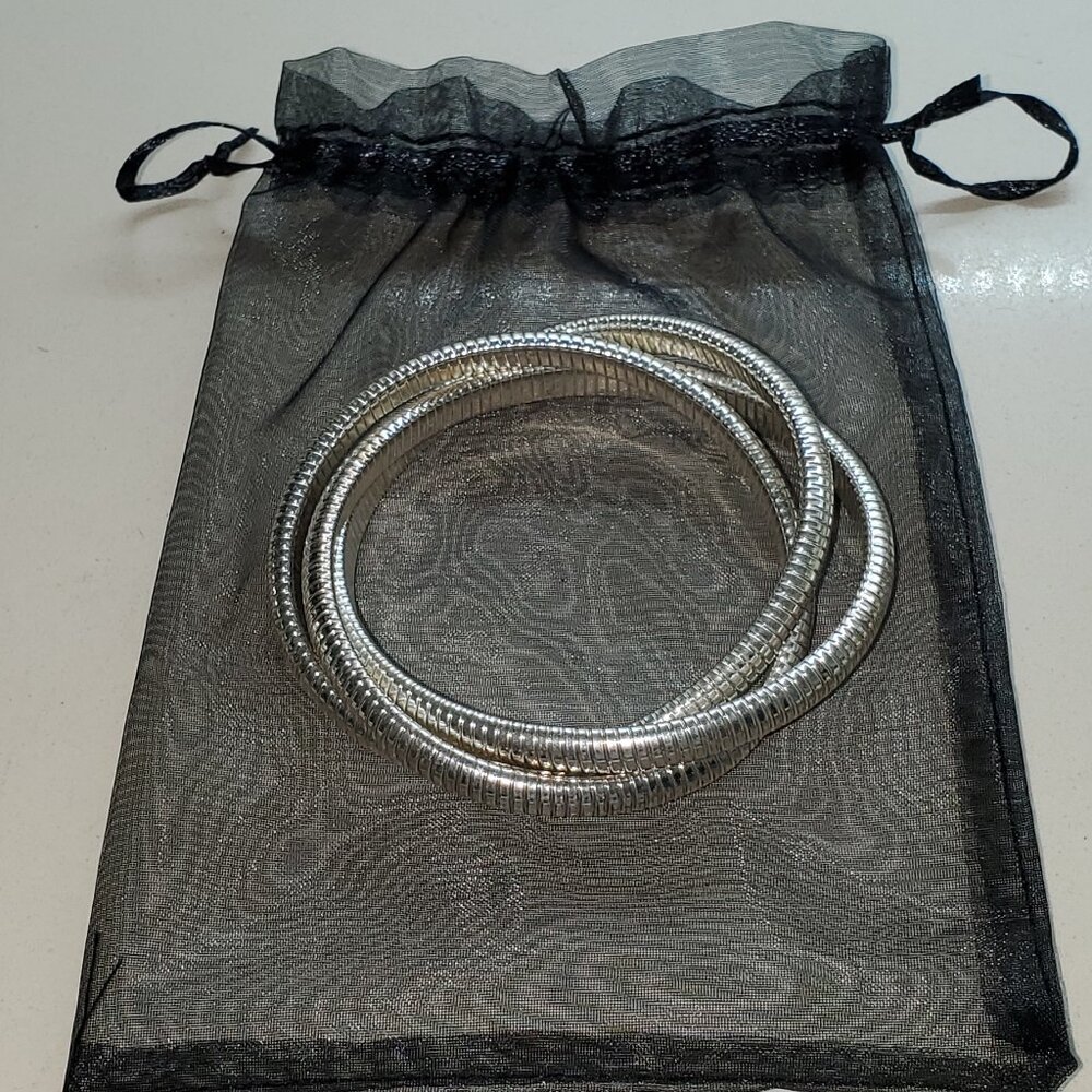 CLASSIC SILVER TONE MESH BRACELET